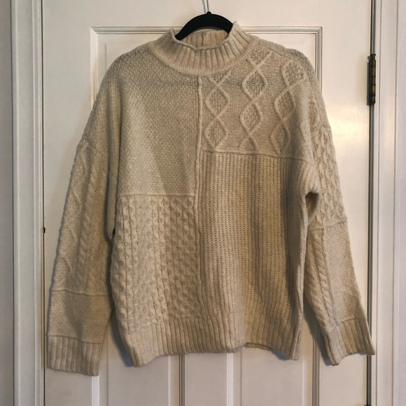 American Eagle Outfitters Sweaters - Ladies American Eagle size Medium soft cable knit patterned sweater